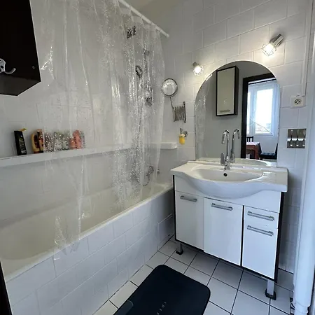 Jungle Style 2 Lockable Bedrooms, 10 Mins To Center, Floor Balcony With View, King-size Bed, High Speed Internet, Coffee Appartement Praag