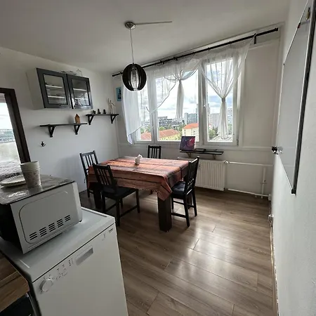 公寓 2 Bedroom, 10 Mins From Center, Floor, Balcony With View, High-speed Internet, Coffee *