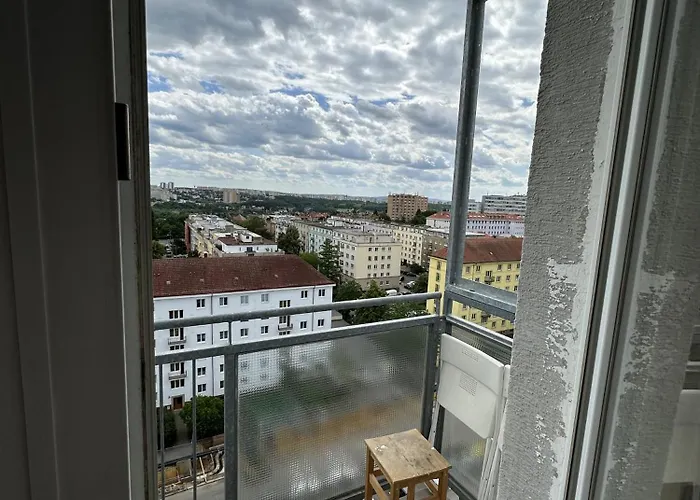 Jungle Style 2 Lockable Bedrooms, 10 Mins To Center, Floor Balcony With View, King-size Bed, High Speed Internet, Coffee Daire Prag