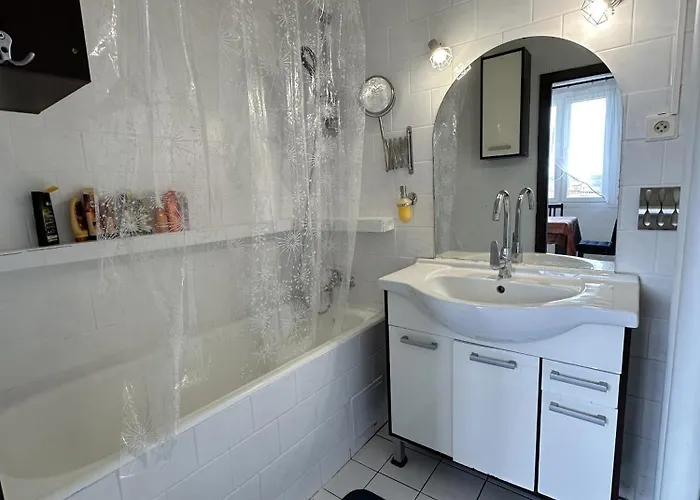 Jungle Style 2 Lockable Bedrooms, 10 Mins To Center, Floor Balcony With View, King-size Bed, High Speed Internet, Coffee Daire Prag
