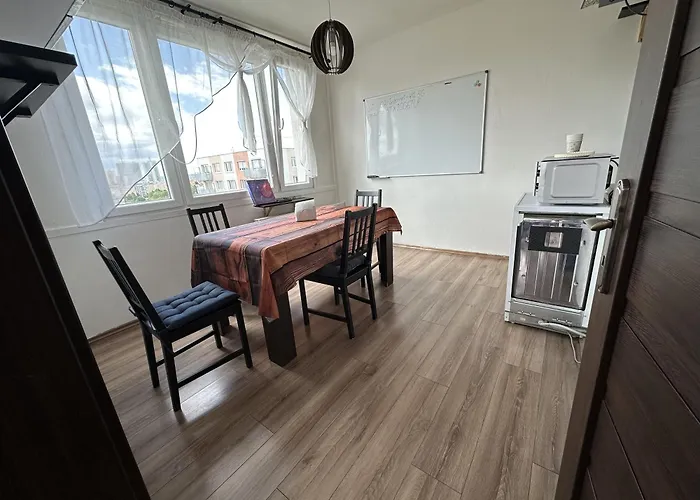 Jungle Style 2 Lockable Bedrooms, 10 Mins To Center, Floor Balcony With View, King-size Bed, High Speed Internet, Coffee Prag