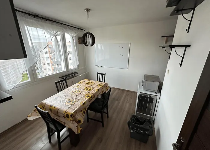 Jungle Style 2 Lockable Bedrooms, 10 Mins To Center, Floor Balcony With View, King-size Bed, High Speed Internet, Coffee * Prag