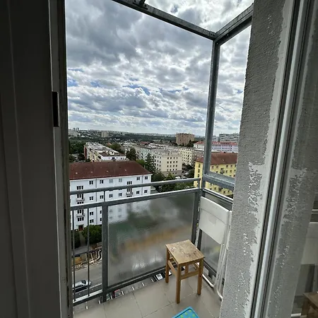 Jungle Style 2 Lockable Bedrooms, 10 Mins To Center, Floor Balcony With View, King-size Bed, High Speed Internet, Coffee Appartement Prague