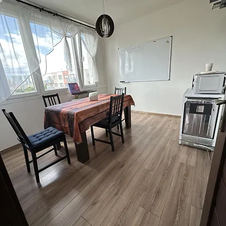 Jungle Style 2 Lockable Bedrooms, 10 Mins To Center, Floor Balcony With View, King-size Bed, High Speed Internet, Coffee Prague